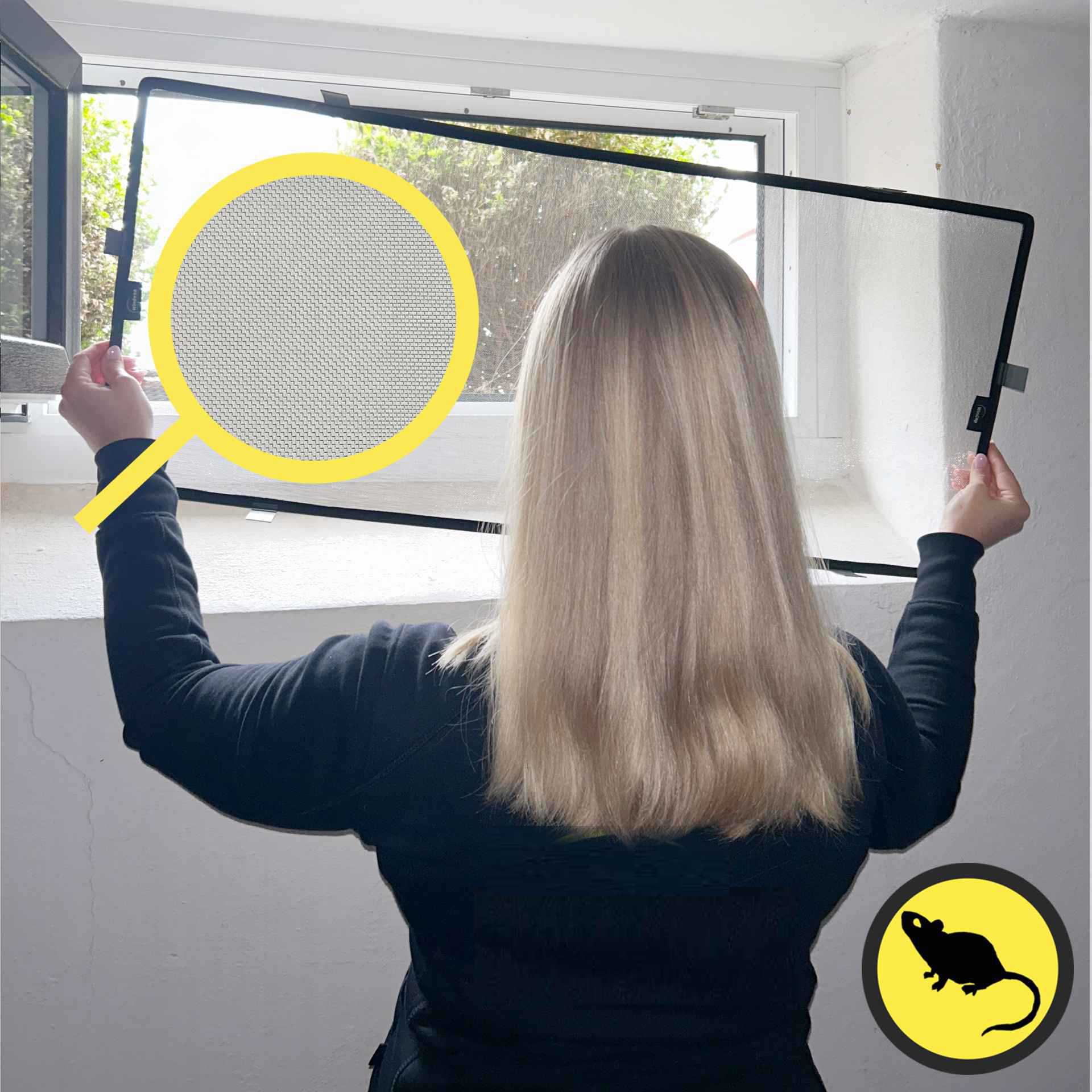 Nagerschutzgitter WinClip STYLE Safe Edelstahlgewebe Kunststofffenster eine Frau hält einen WinClip Nagerschutz an ein Kellerfenster