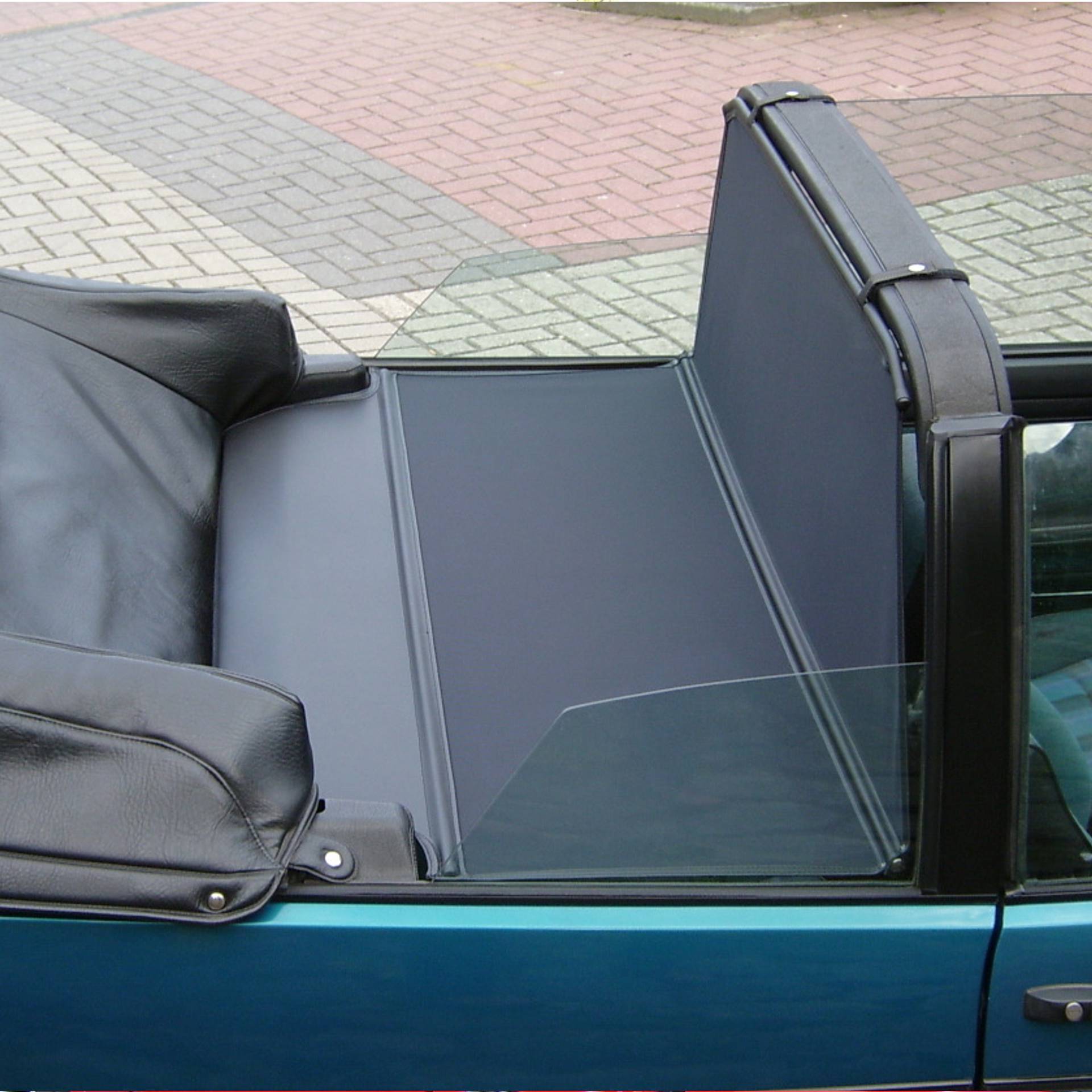 ein grüner Golf 1 mit XL Windschott