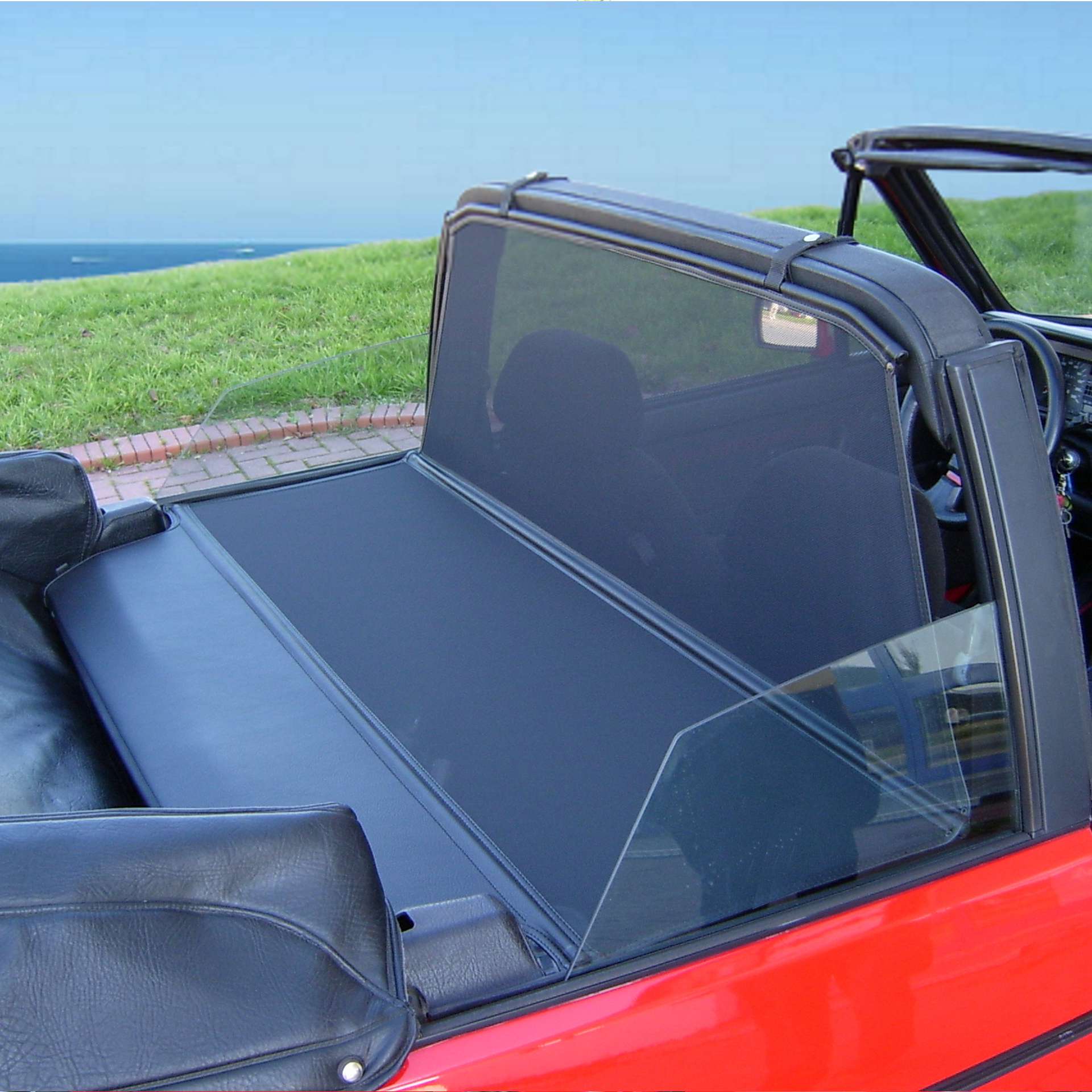 ein roter Golf 1 mit einem XL Windschott in Nahansicht