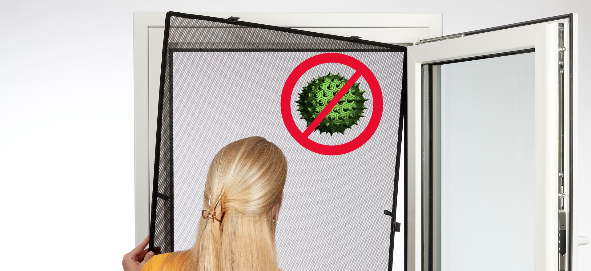 Pollengitter für Fenster: Die ultimative Lösung für Allergiker * eine Frau setzt ein Pollengitter in einen Fensterrahmen