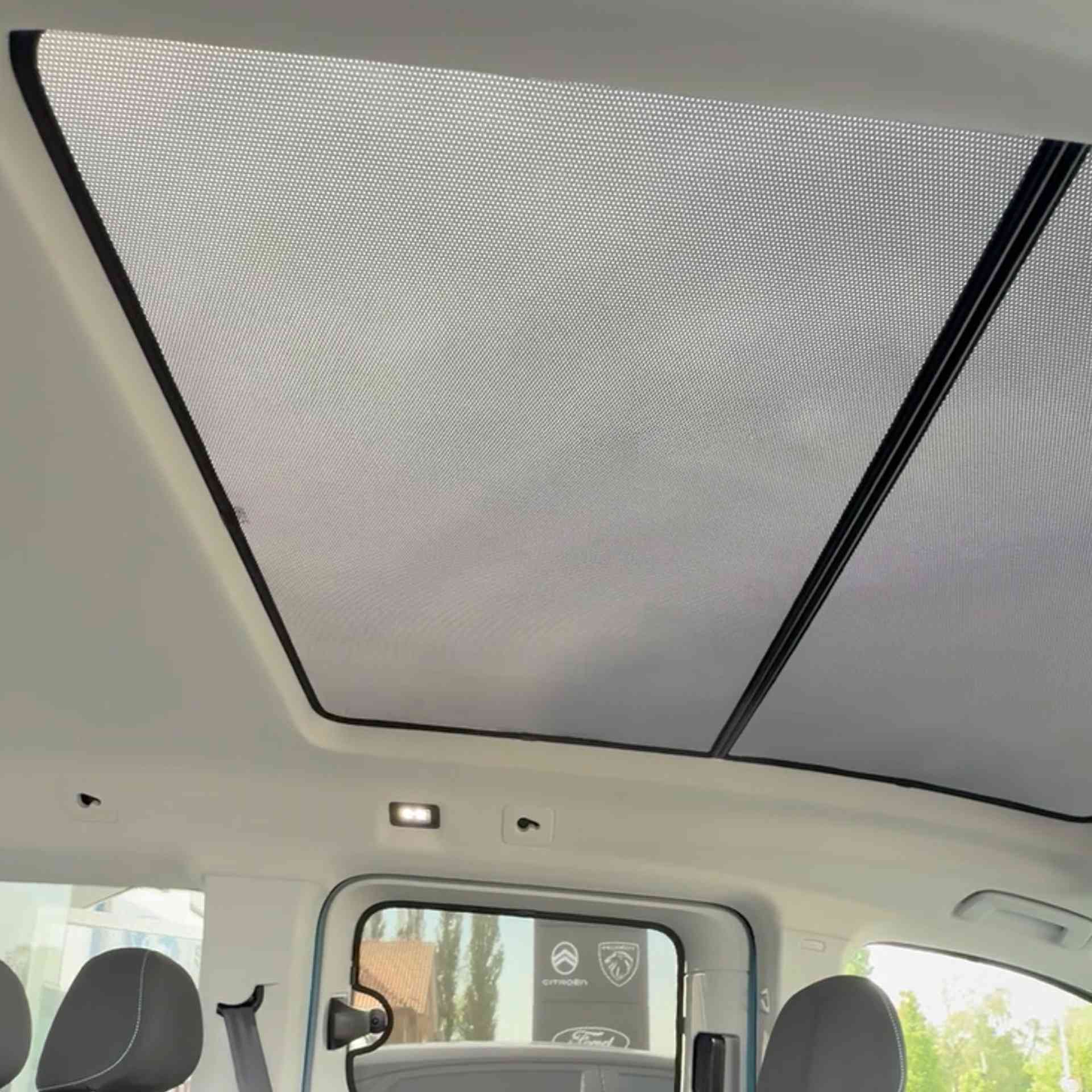 das Panoaramdach eines VW Caddy 5 mit einem SunClip