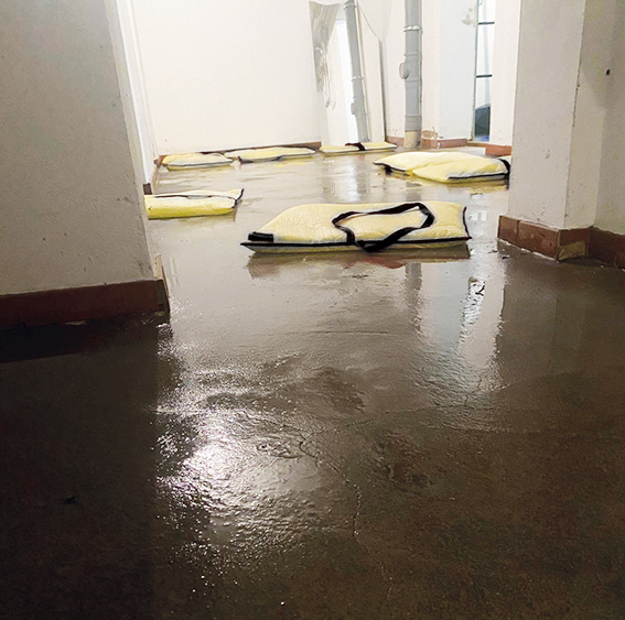 leaking water on the cellar floor is absorbed by water protection cushions laid out