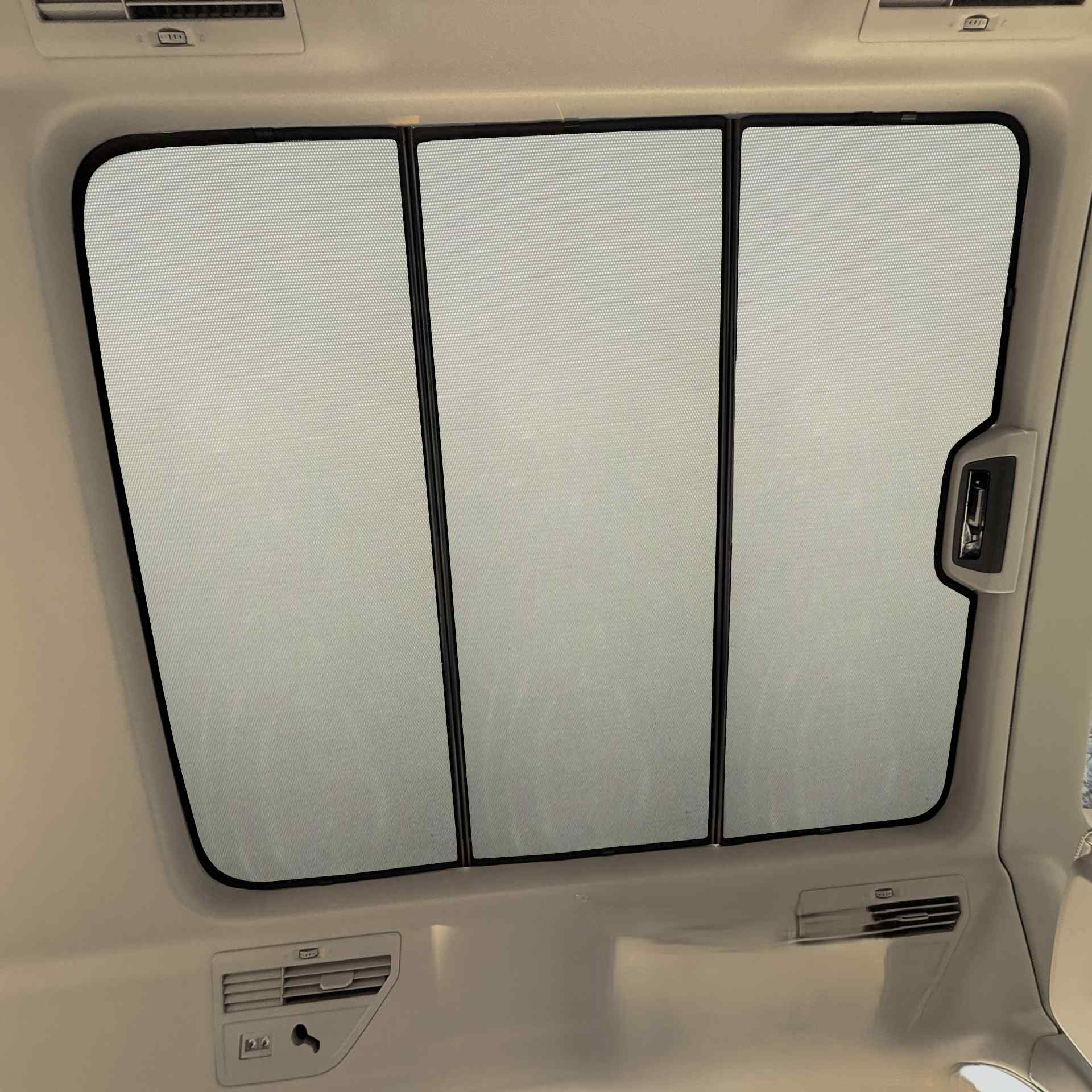 das hintere Teil des SunClip Sonnenschutzes für den VW T7