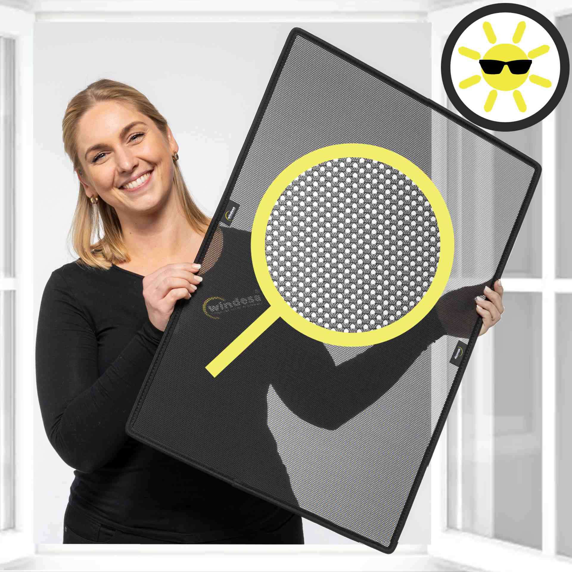 Fenster Sonnenschutz WinClip MULTI Cool für alle Fenster eine Frau hält lächelnd den WinClip Sonnenschutz in den Händen