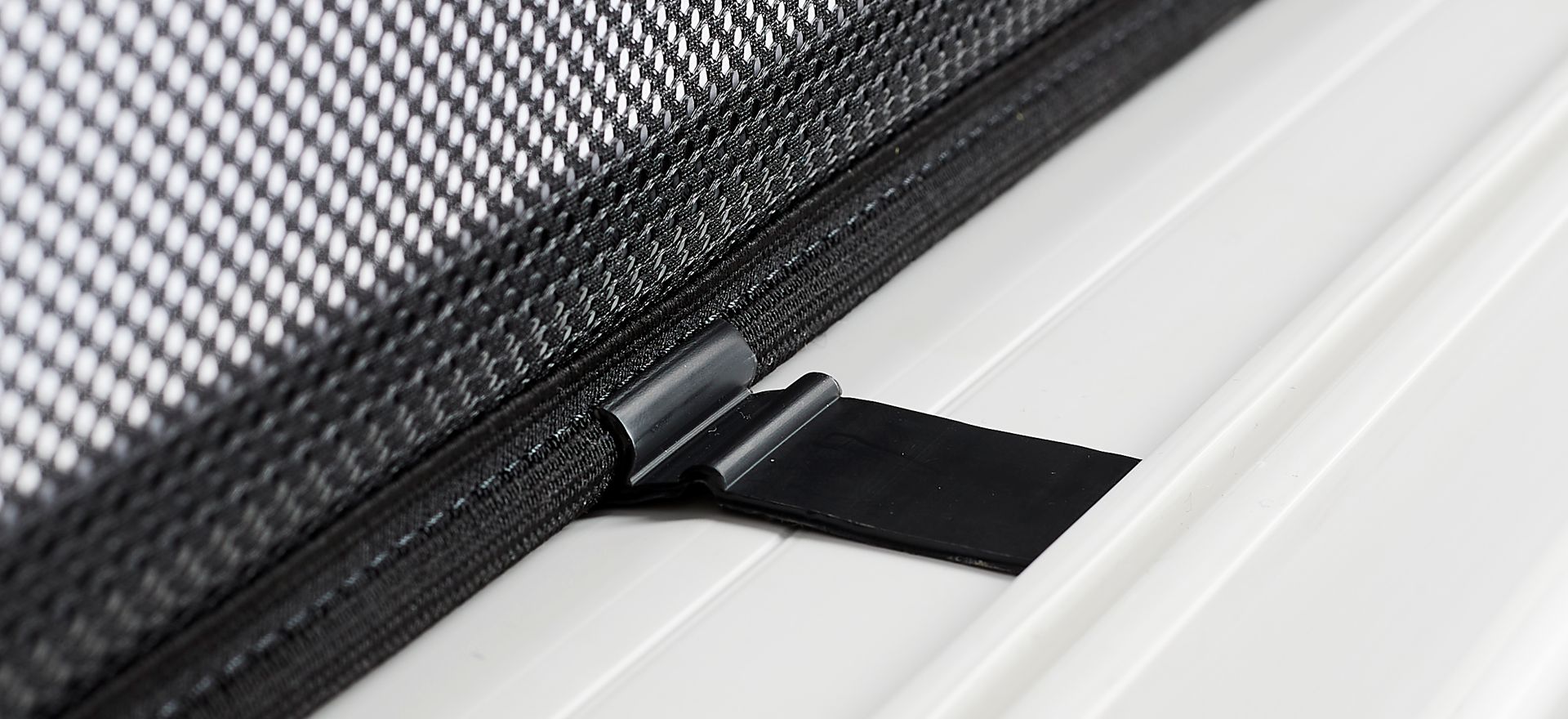 Detailbild vom Fliegengitter mit einem Kunststoffhalter