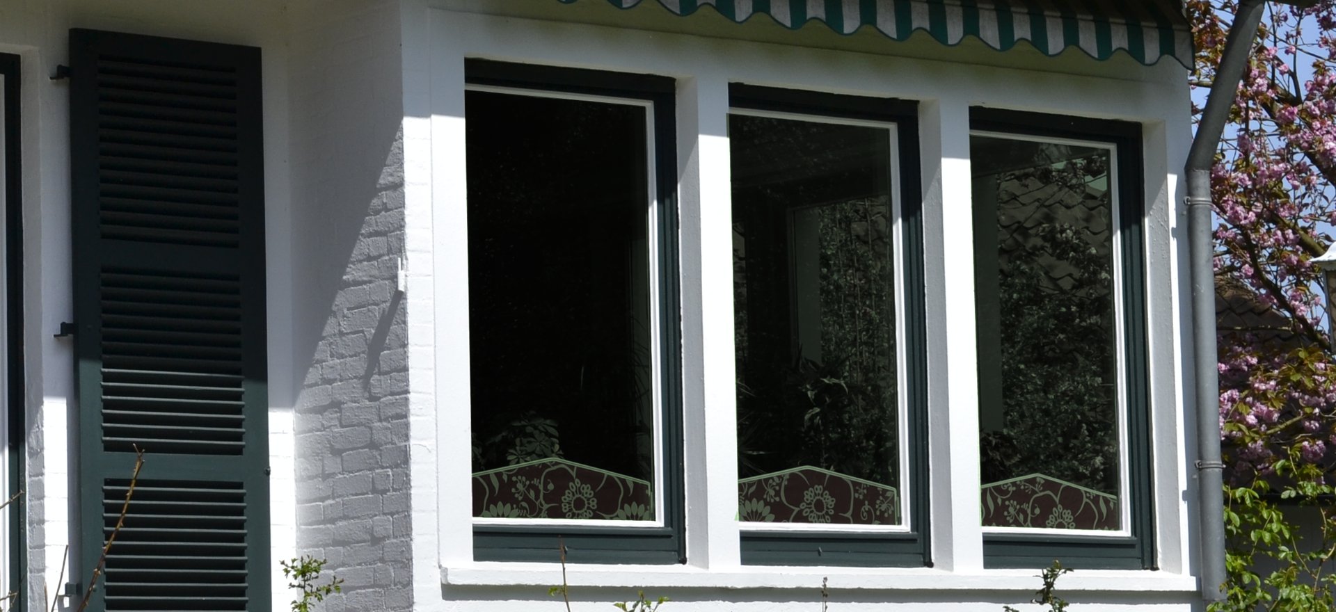 Hausfenster mit Sonnenschutzelementen