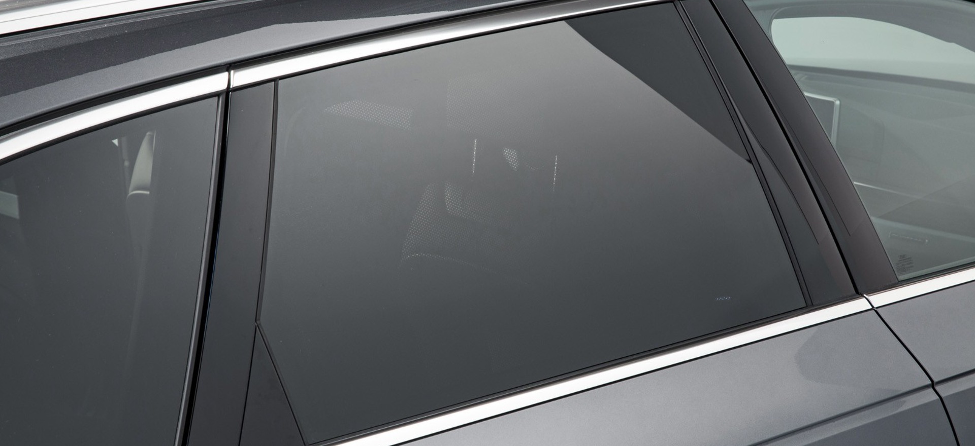 Sichtschutz Auto: Er schützt, was Ihnen wichtig ist ein Auto Sonnenschutzelement in einem Autofenster
