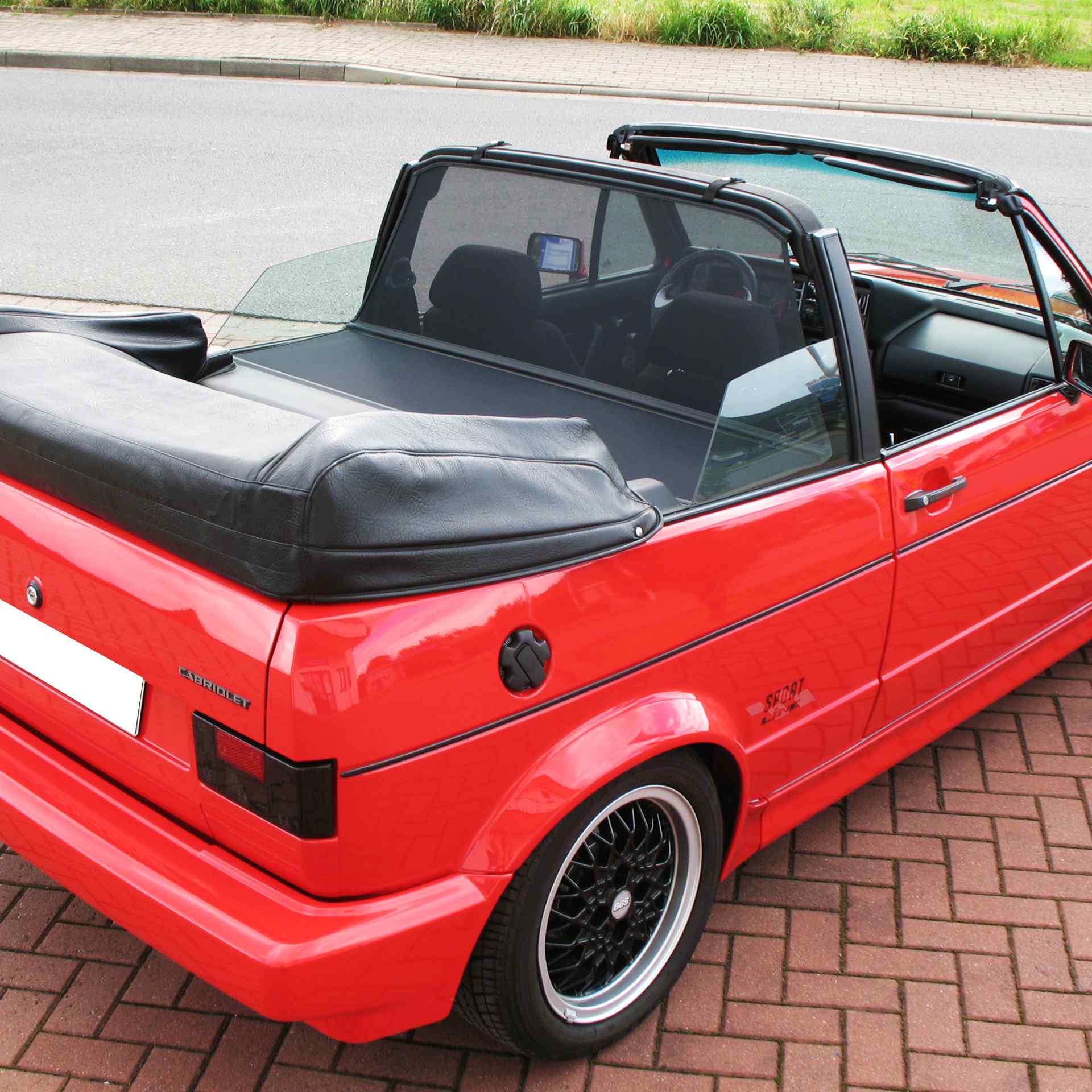 Golf 1 Cabrio Cabriolet Premium Windschott BODI XL  ein roter Golf 1 mit einem XL Windschott