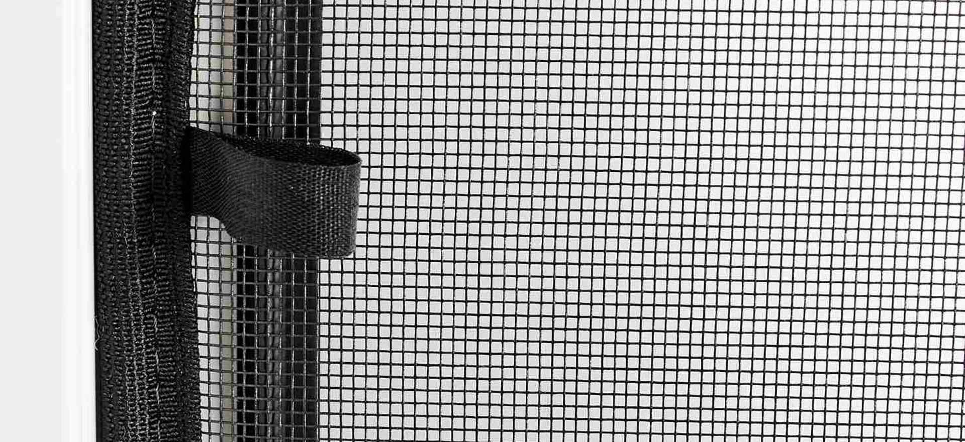 Keine Chance für Insekten: Fliegengitter am Fenster-Rahmen * ein Detailbild vom Fliegengitter mit einer Lasche