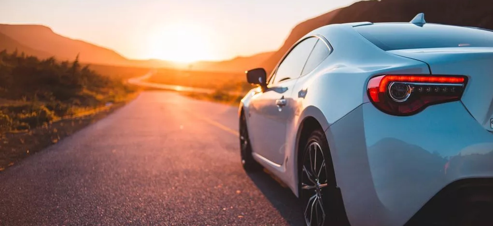 Darken car windows - this is how you protect yourself from the heat of the sun Car drives towards sunset