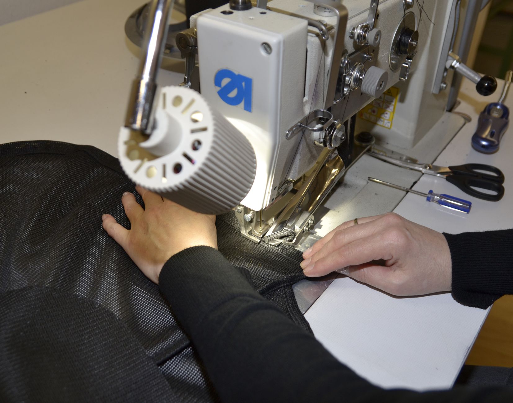 ein Sonnenschutzteil wird an einer Nähmaschine genäht