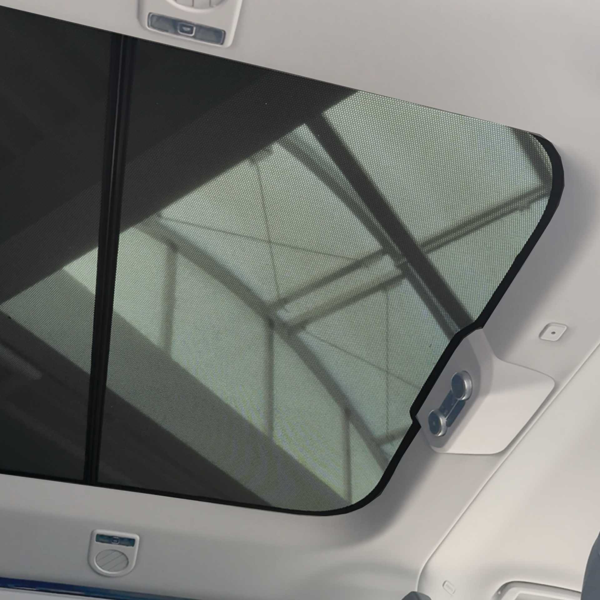 ein VW T7 Caravelle mit einem sonnengeschützten Panoramadach