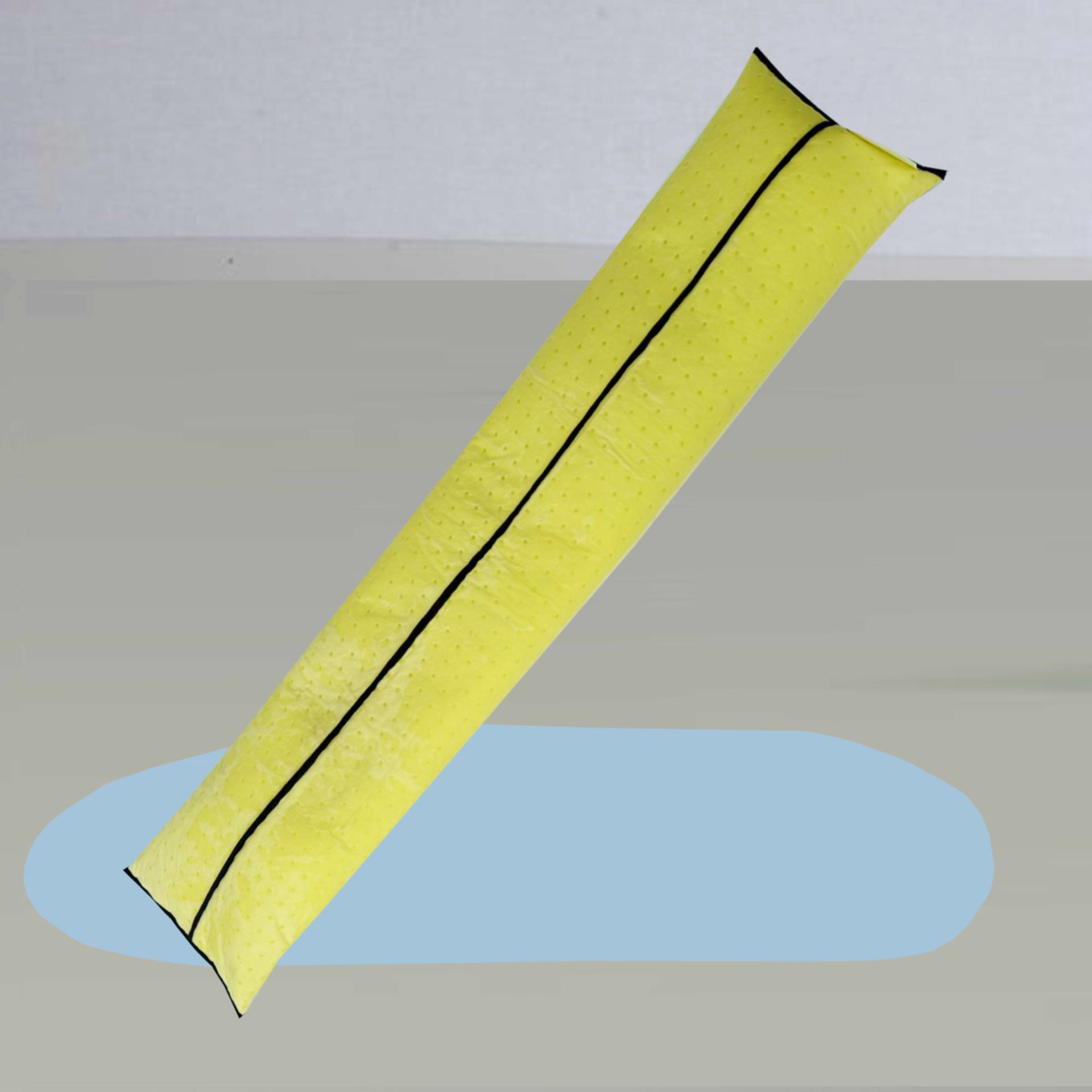ein Wasserschutzschlauch mit einer Wasserlache