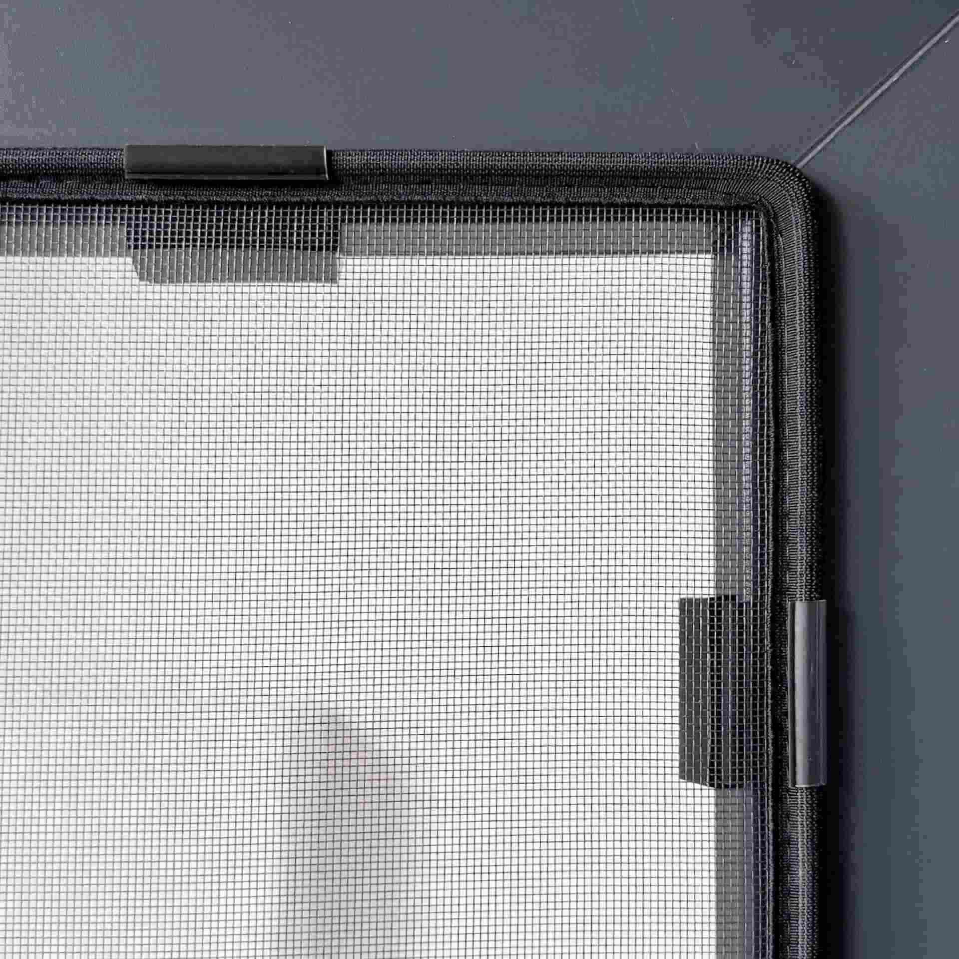 der WinClip Multi liegt am Fensterrahmen auf