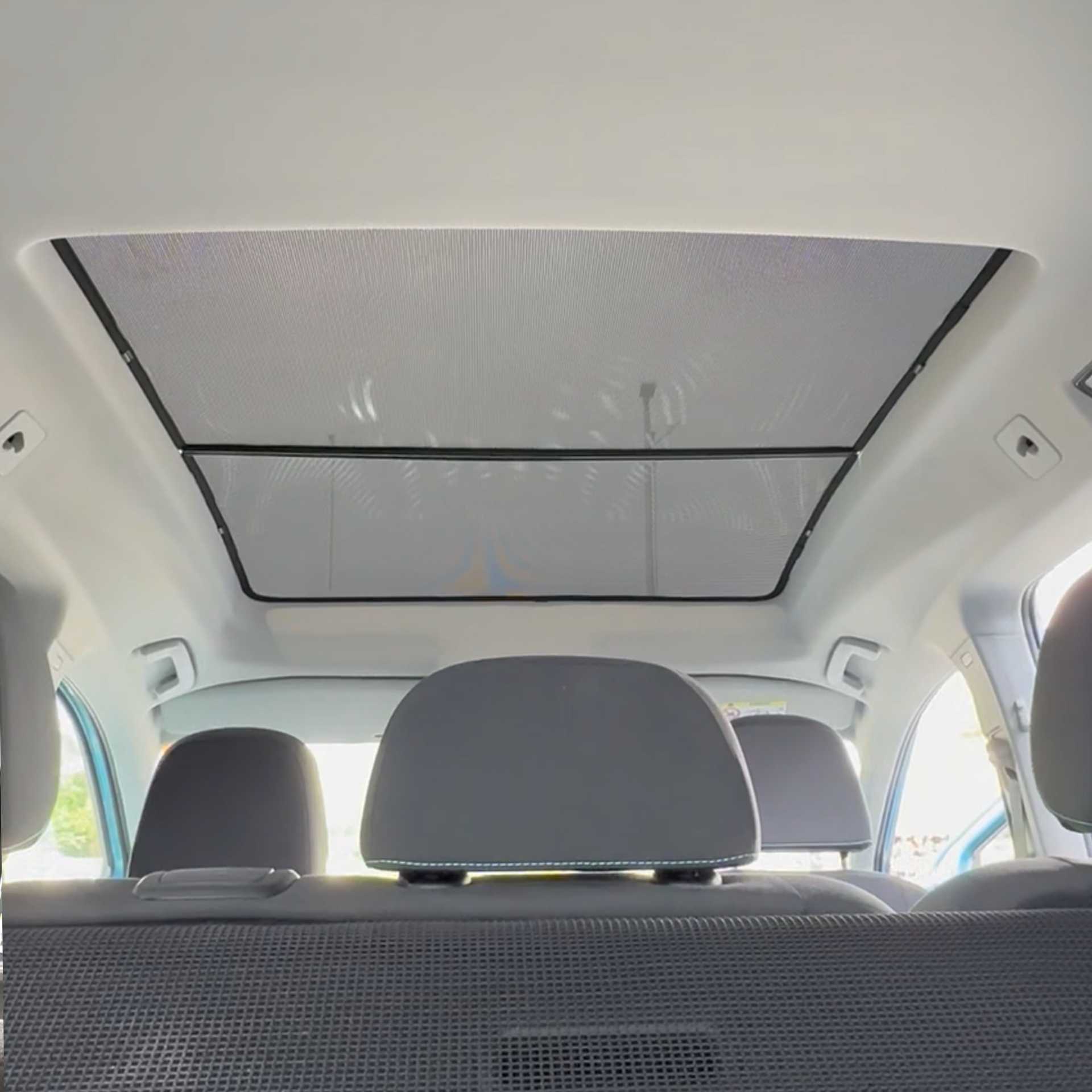 ein Panoramadach eines VW Caddy 5 mit einem SunClip