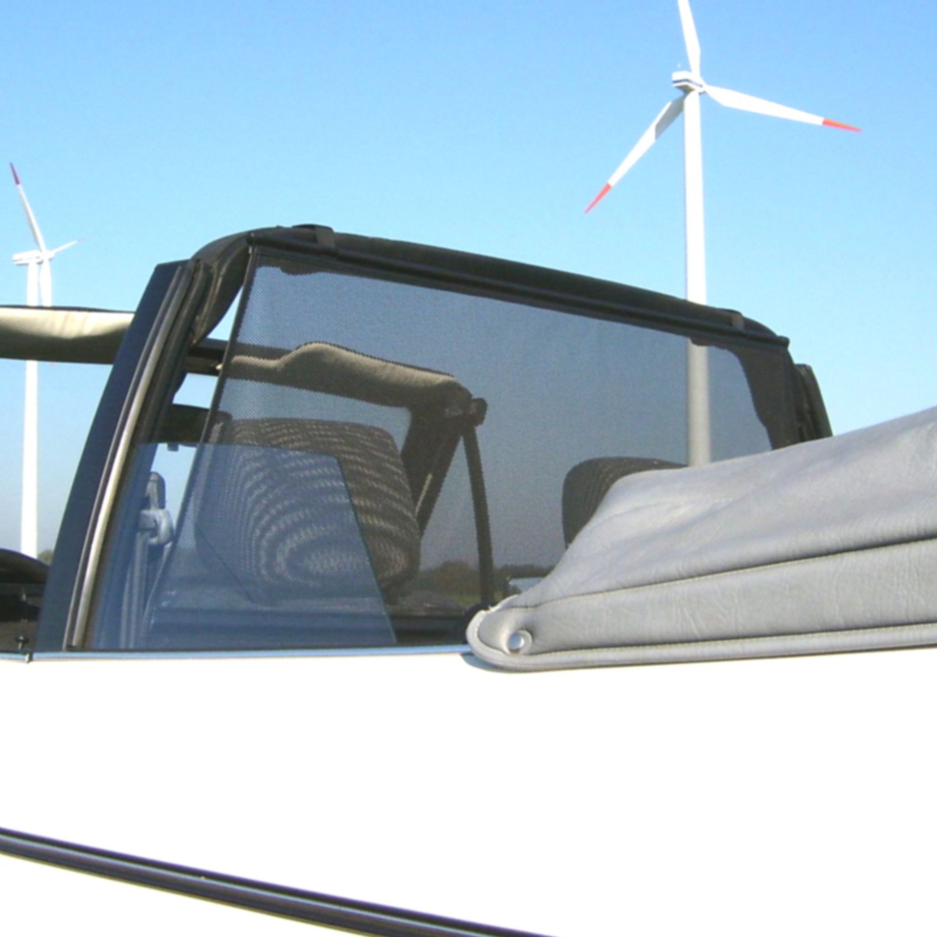ein Bodi M Windschott vor einem blauem Himmel