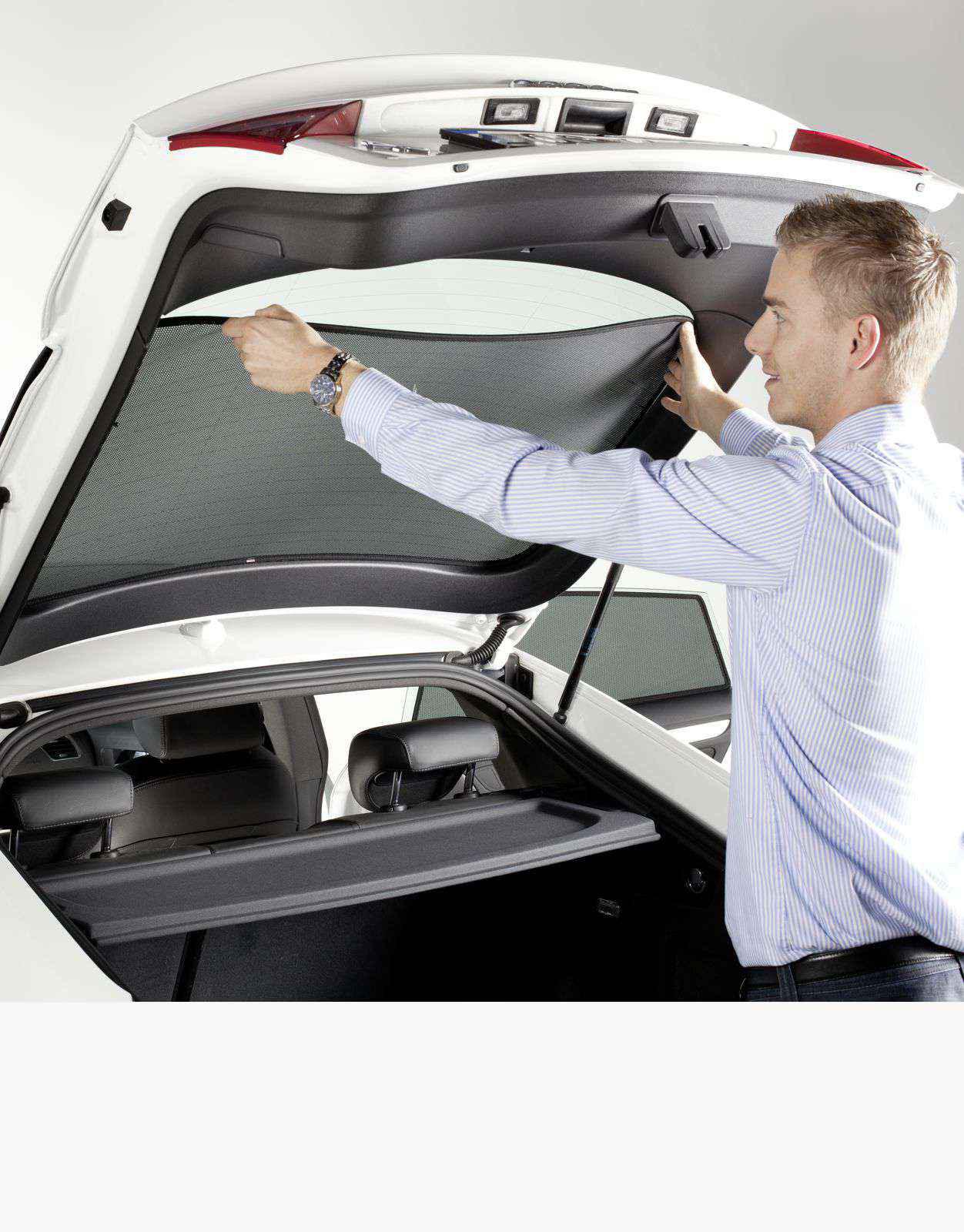 Sonniboy & SunClip Auto Sonnenschutz ein Mann bringt einen Sonnenschutz an die Heckscheibe an