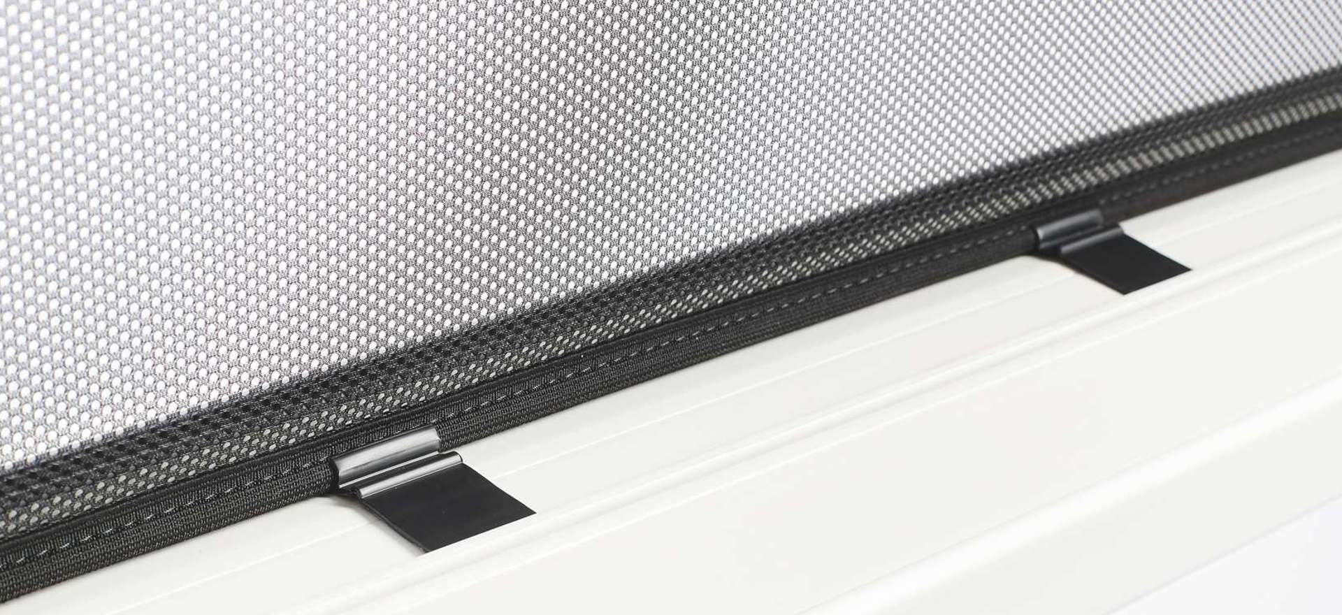 ein Detailbild eines Fenster Sonnenschutzes mit zwei Haltern