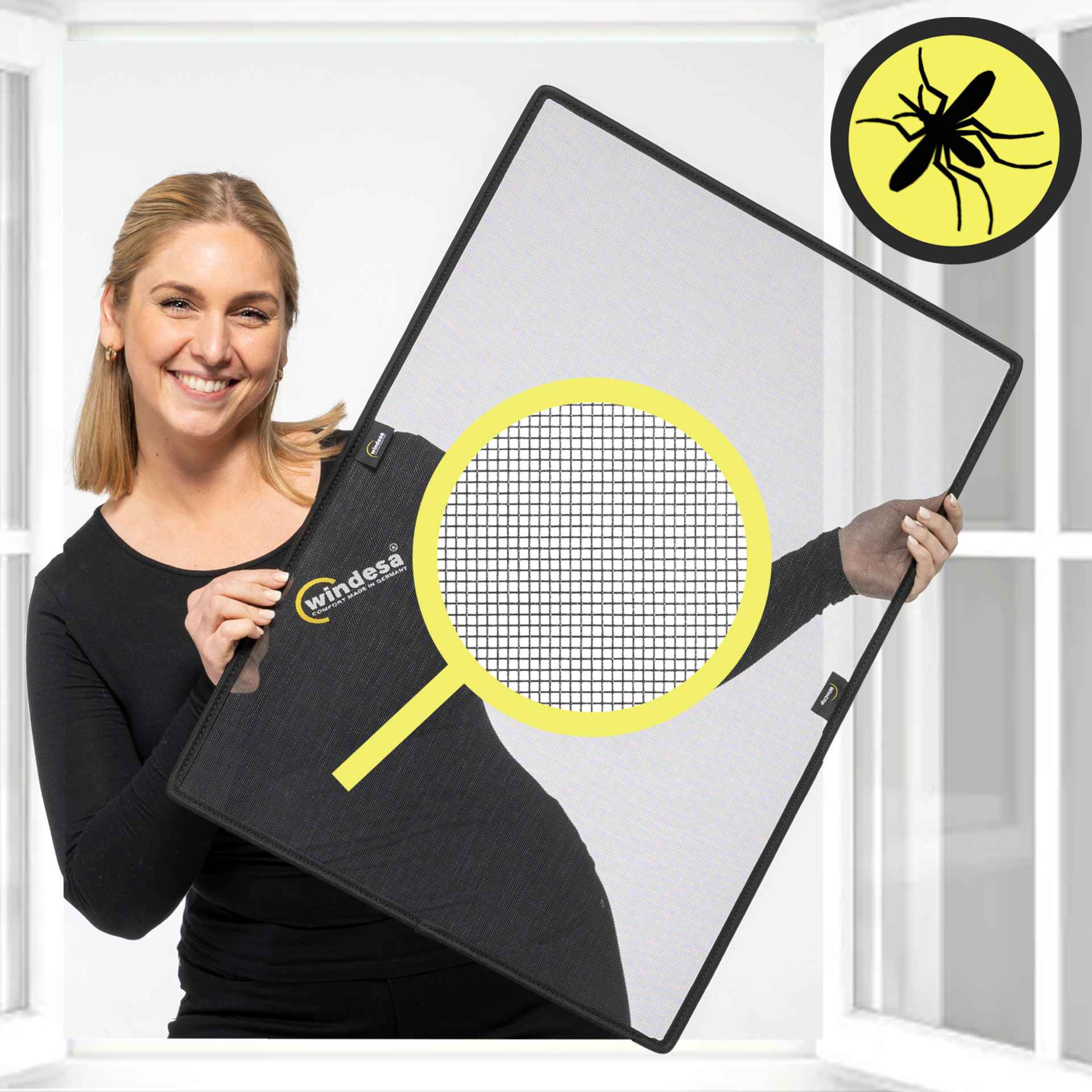 Fenster Fliegenschutz WinClip MULTI BUG - Holzfenster und weitere Fenster eine Frau hält lächelnd den WinClip Insektenschutz in den Händen